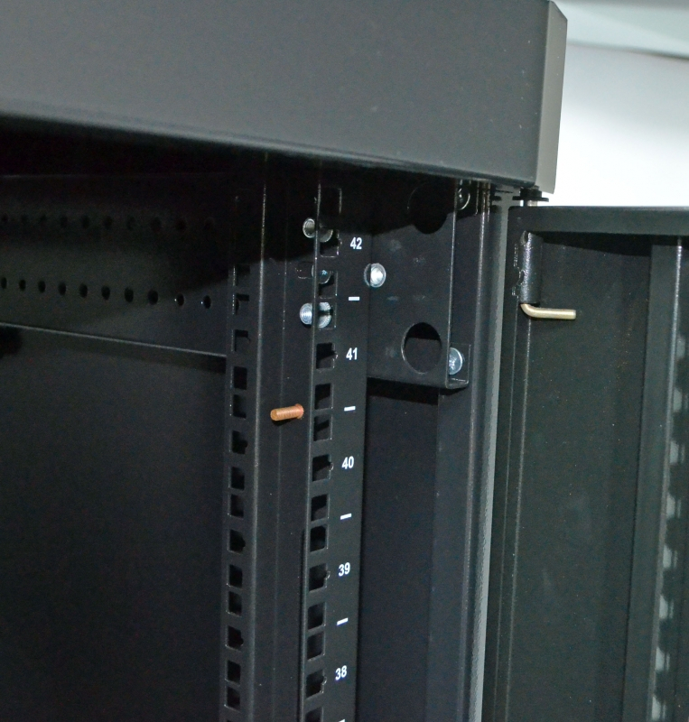Шафа CMS 19 дюймів 42U, 610х1055 мм (Ш*Г) перфоровані двері (UA-MGSE42610MPB)