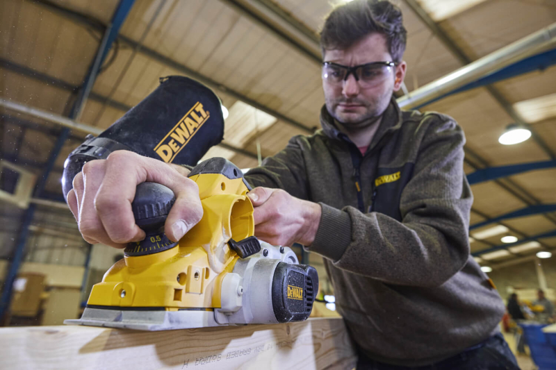 Електричний рубанок DeWALT D26500