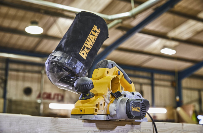 Електричний рубанок DeWALT D26500