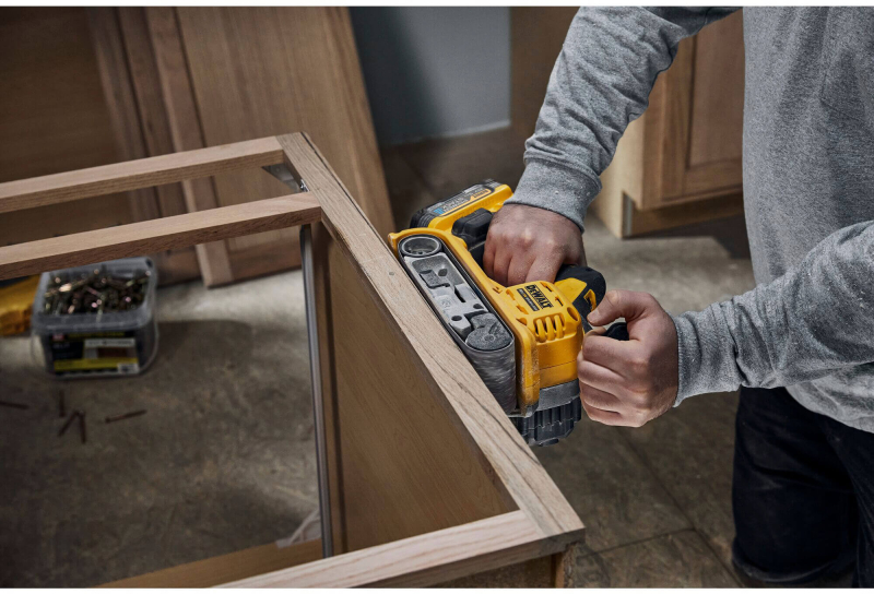 Шліфмашина стрічкова акумуляторна DeWALT DCW220N