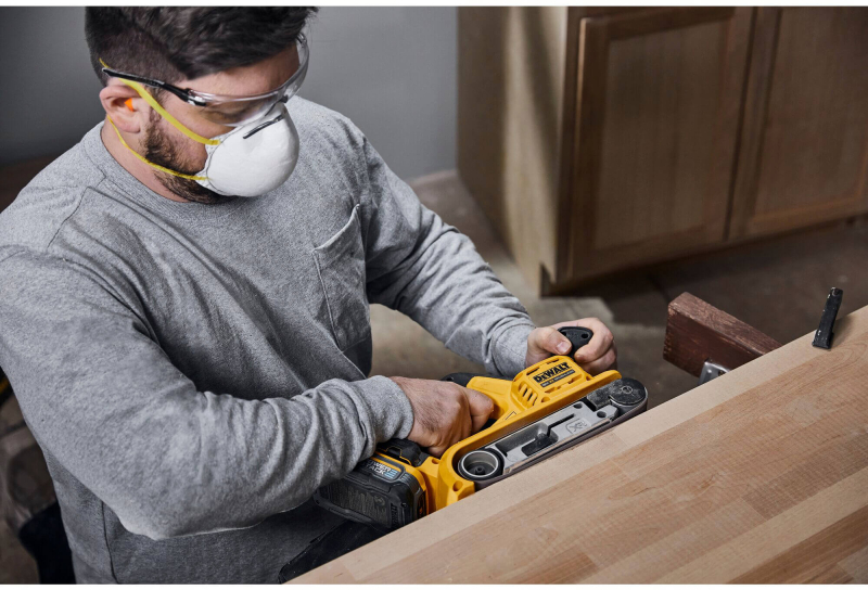 Шліфмашина стрічкова акумуляторна DeWALT DCW220N