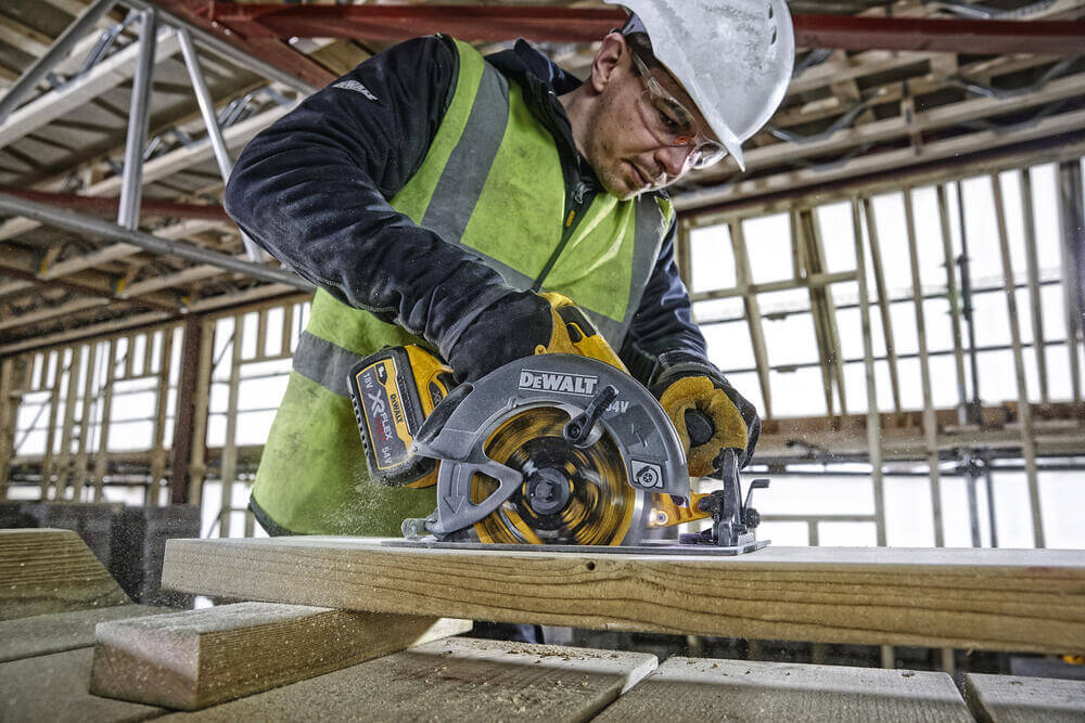 Пила дискова акумуляторна DeWALT DCS578N