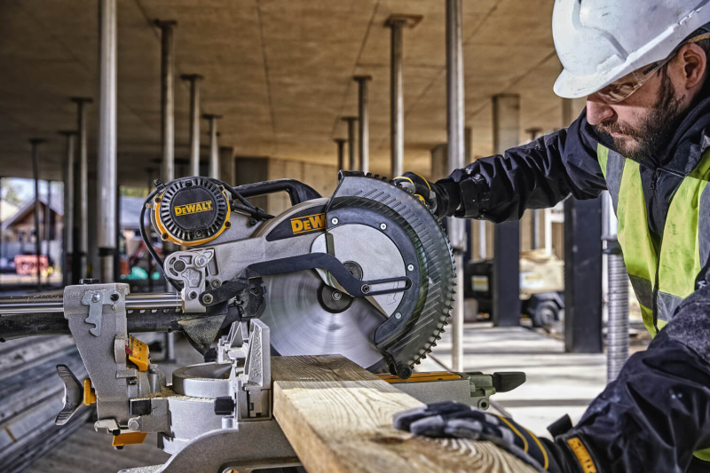 Пила настільна DeWALT DWS780