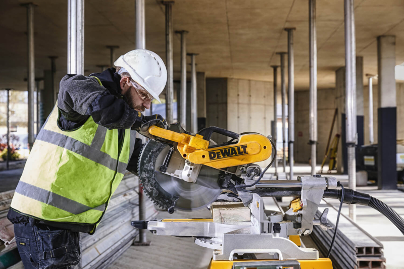 Пила настільна DeWALT DWS780
