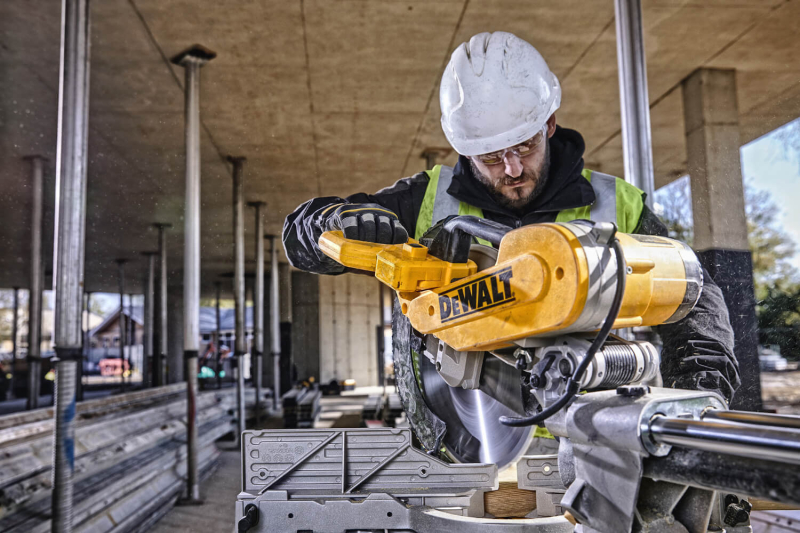 Пила настільна DeWALT DWS780