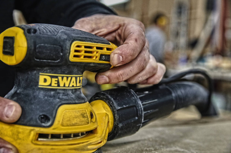 Електрична шліфувальна машина DeWALT DWE6423