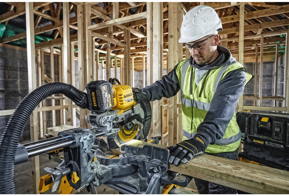 Пила торцювальна акумуляторна DeWALT DCS727N