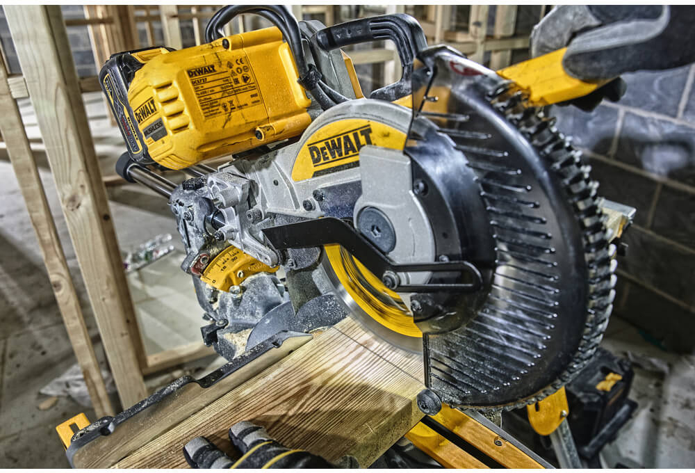 Пила торцювальна акумуляторна DeWALT DCS727N