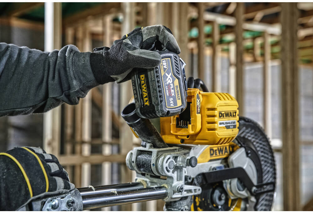Пила торцювальна акумуляторна DeWALT DCS727N
