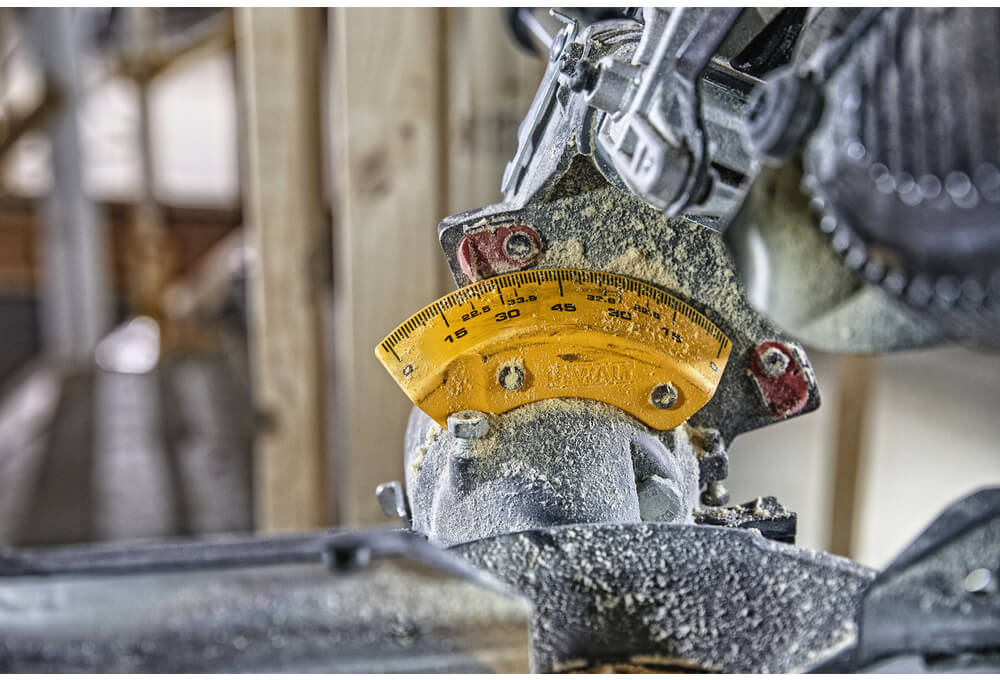 Пила торцювальна акумуляторна DeWALT DCS727N