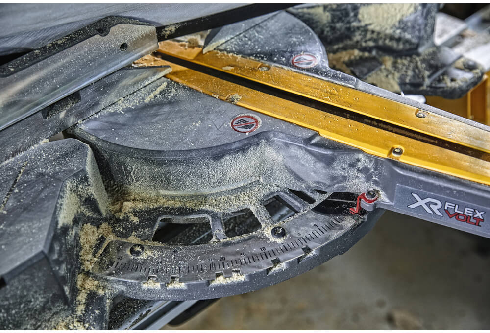 Пила торцювальна акумуляторна DeWALT DCS727N