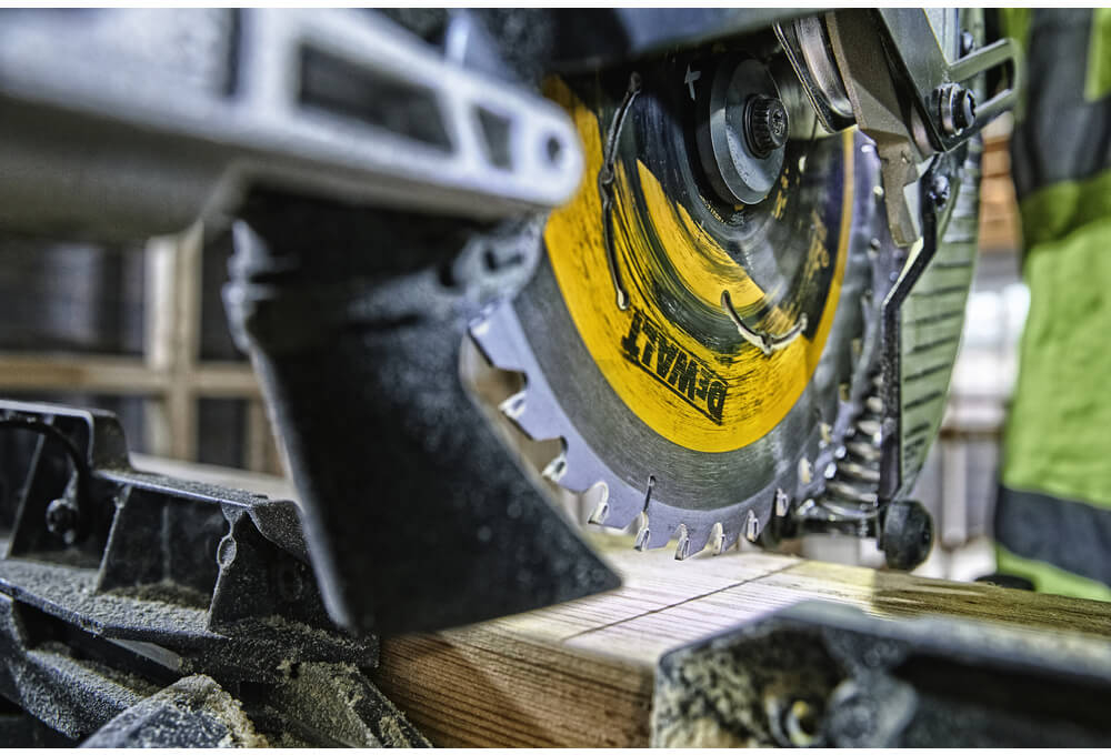 Пила торцювальна акумуляторна DeWALT DCS727N