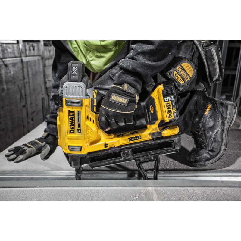 Пістолет цвяхозабивний акумуляторний DeWALT безщітковий DCN890P2