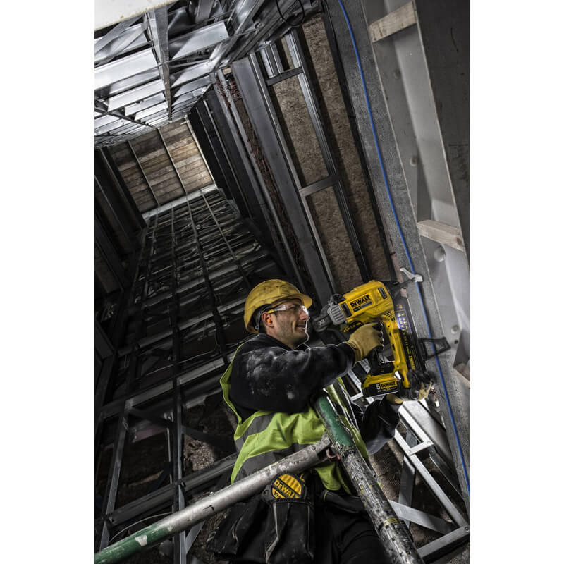 Пістолет цвяхозабивний акумуляторний DeWALT по бетону безщітковий DCN890N