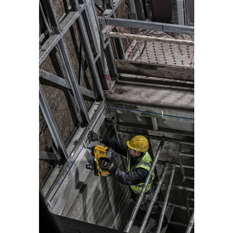 Пістолет цвяхозабивний акумуляторний DeWALT по бетону безщітковий DCN890N
