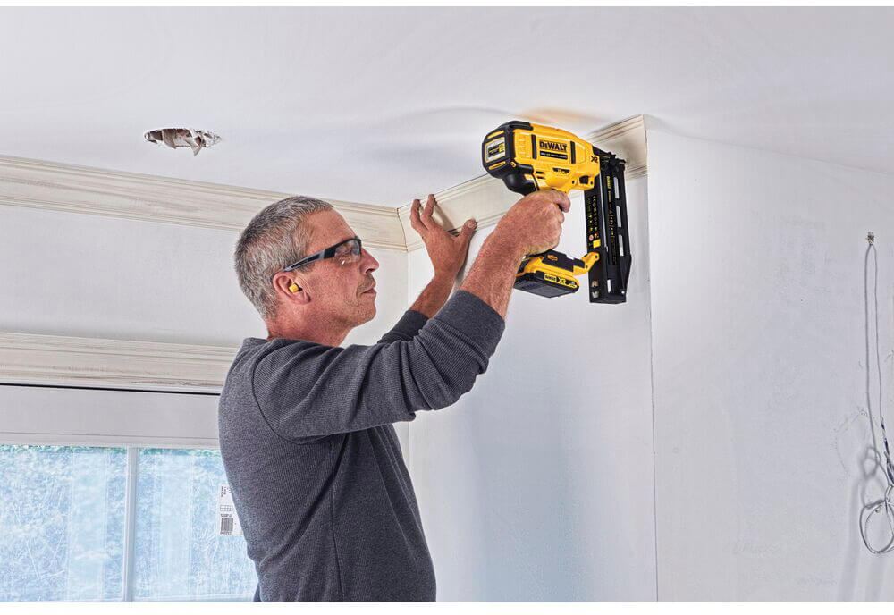 Пістолет цвяхозабивний акумуляторний DeWALT безщітковий DCN662D2