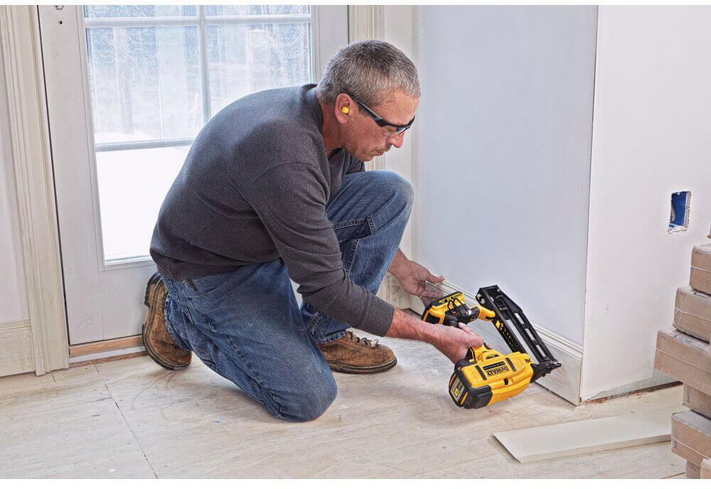 Пістолет цвяхозабивний акумуляторний DeWALT безщітковий DCN662D2