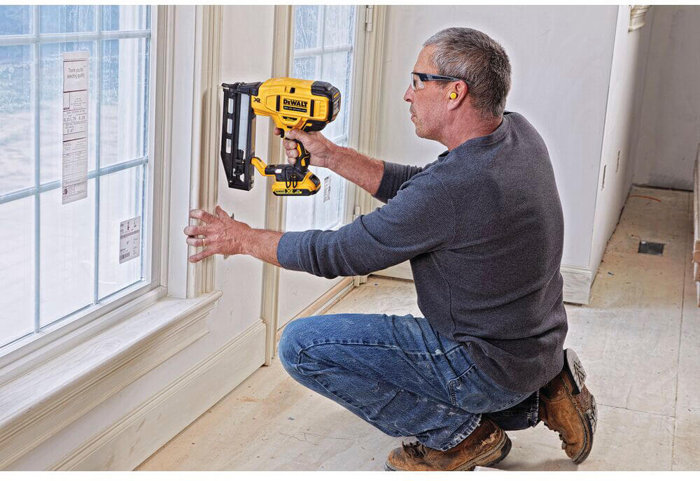 Пістолет цвяхозабивний акумуляторний DeWALT безщітковий DCN662D2