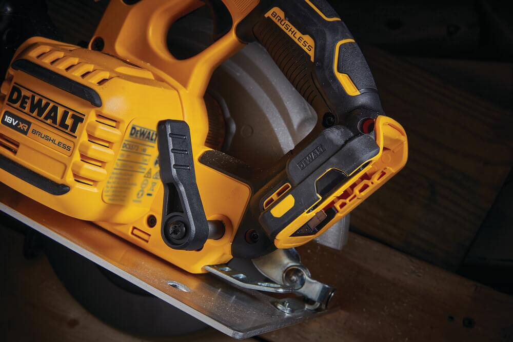 Пила дискова акумуляторна DeWALT DCS573T1