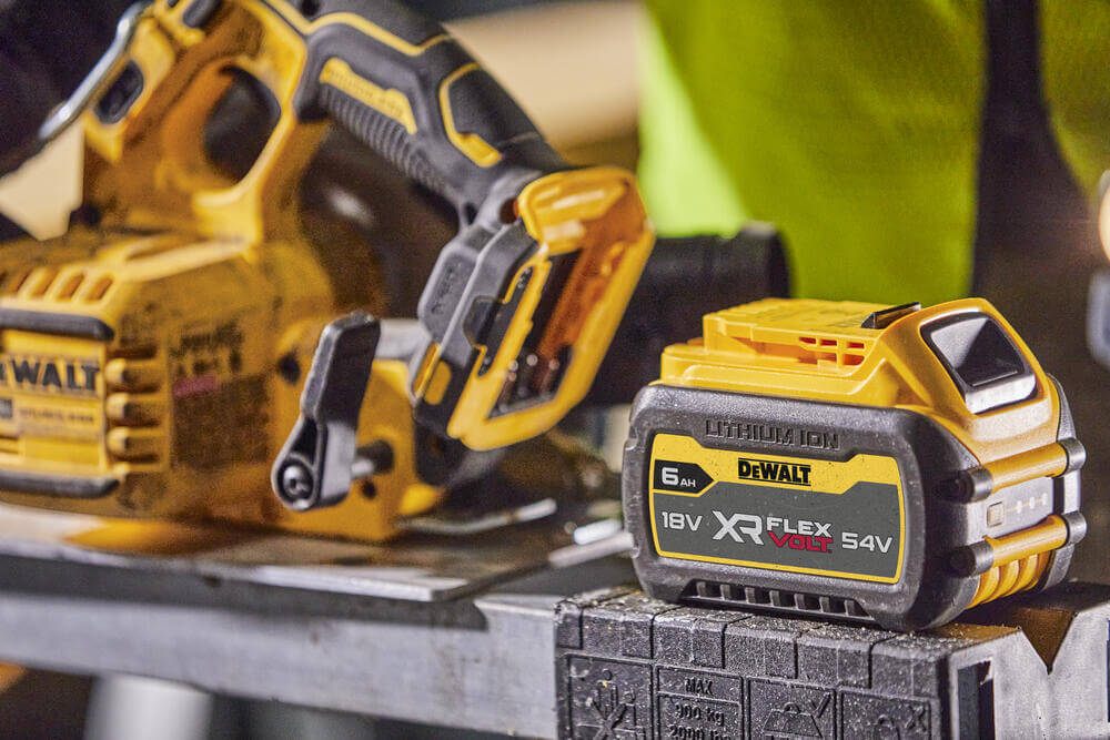 Пила дискова акумуляторна DeWALT DCS573T1
