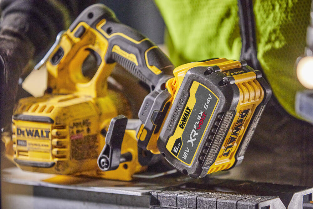 Пила дискова акумуляторна DeWALT DCS573T1
