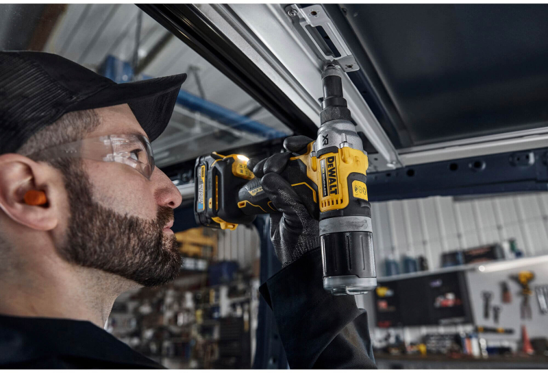 Заклепочник акумуляторний DeWALT безщітковий DCF414NT