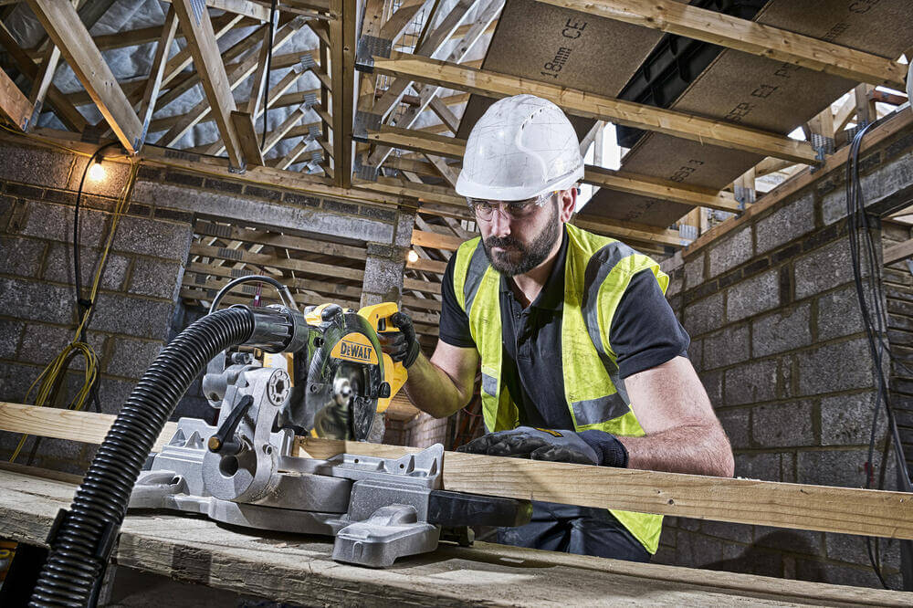 Пила торцювальна DeWALT DWS774
