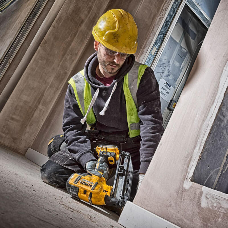 Пістолет цвяхозабивний акумуляторний DeWALT безщітковий DCN660P2