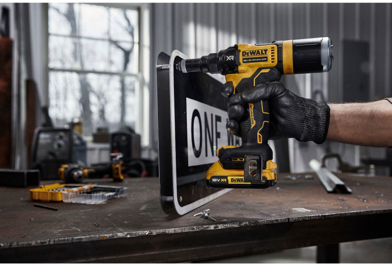 Заклепочник акумуляторний DeWALT безщітковий DCF403NT