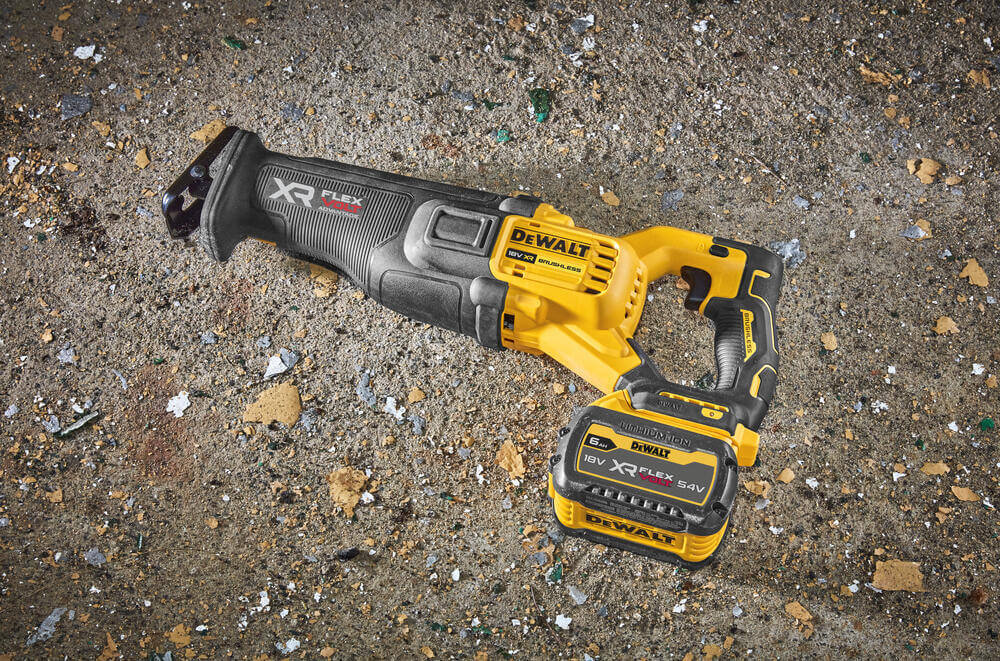 Пила шабельна акумуляторна DeWALT DCS386T1