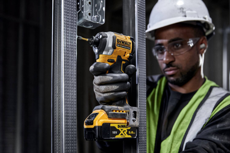 Акумуляторний шуруповерт DeWALT безщітковий DCF850P2T