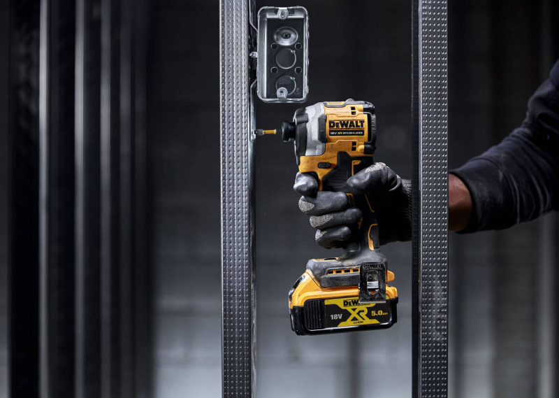 Акумуляторний шуруповерт DeWALT безщітковий DCF850P2T