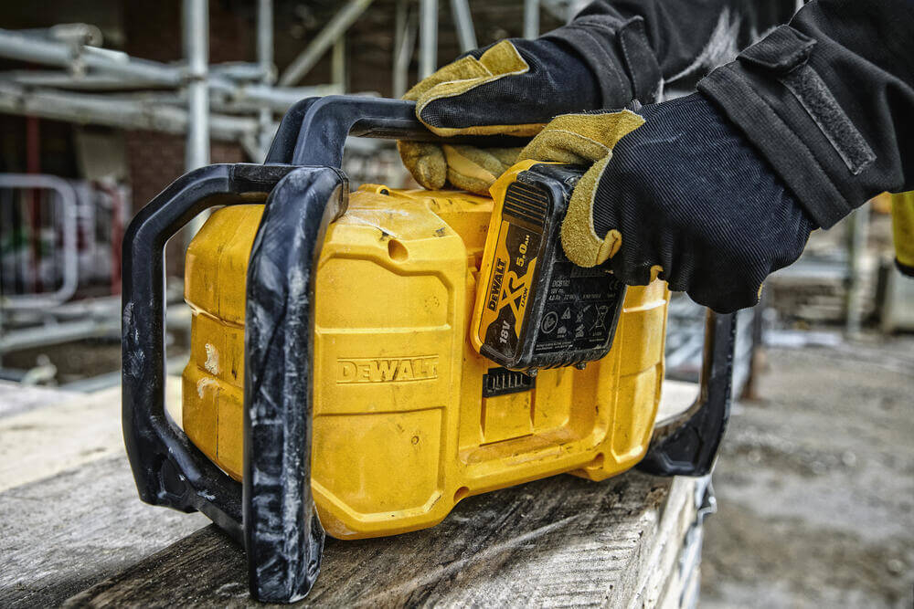 Зарядний пристрій DeWALT радіоприймач DCR029