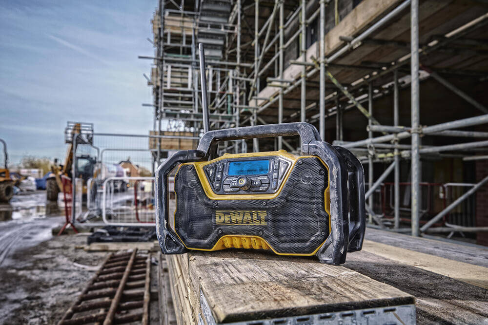Зарядний пристрій DeWALT радіоприймач DCR029