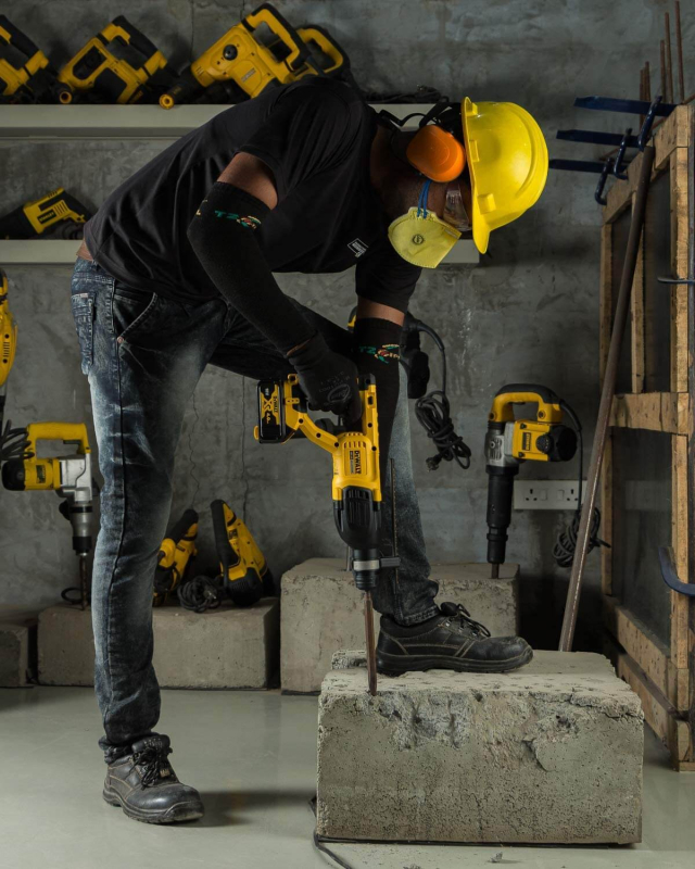 Перфоратор акумуляторний DeWALT безщітковий SDS-Plus DCH133M1