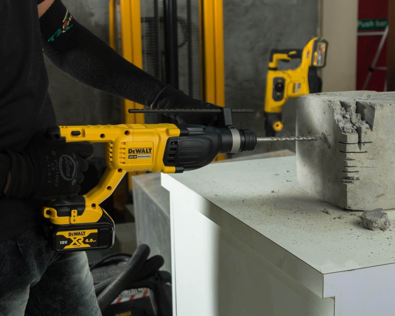 Перфоратор акумуляторний DeWALT безщітковий SDS-Plus DCH133M1