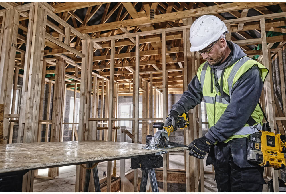 Пила дискова акумуляторна DeWALT безщіткова DCS571N