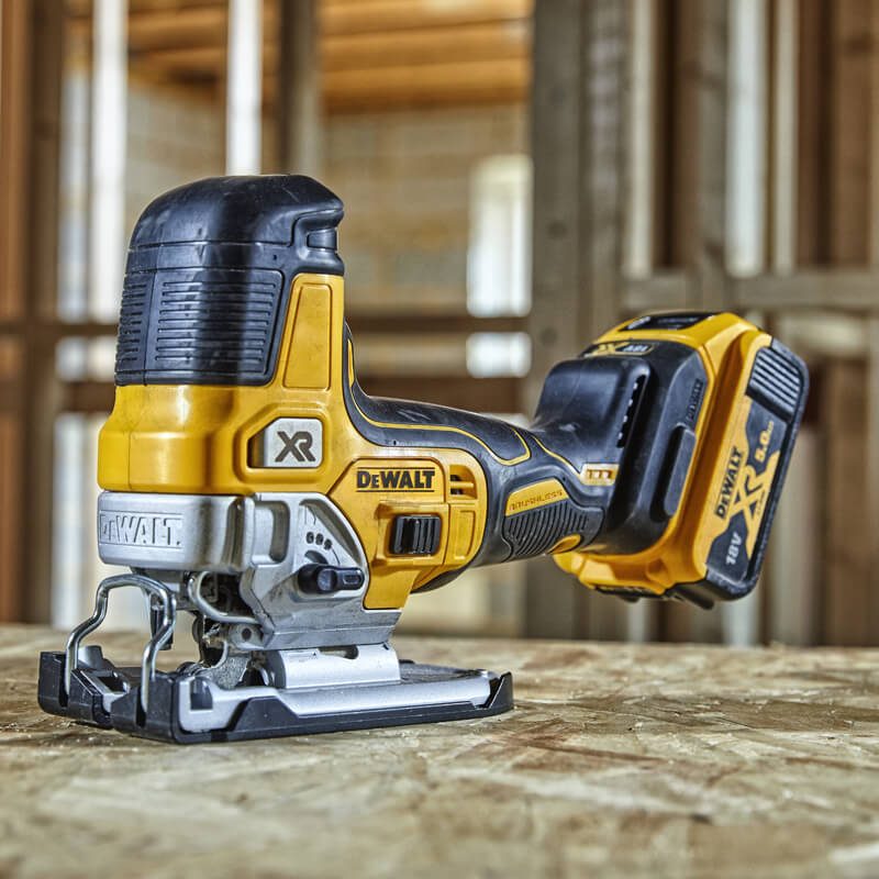 Акумуляторний електричний лобзик DeWALT DCS335NT
