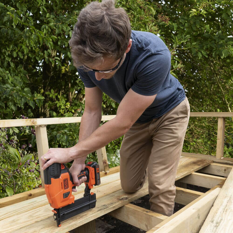 Пістолет цвяхозабивний пневматичний  BLACK+DECKER BCNG01N