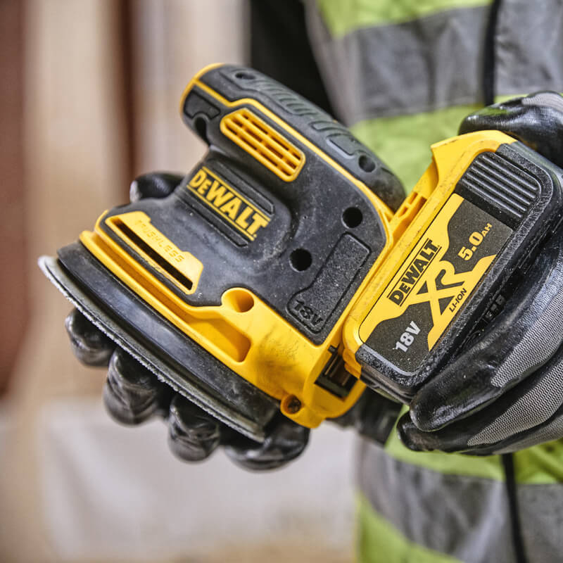 Акумуляторна шліфувальна машина DeWALT DCW210P2