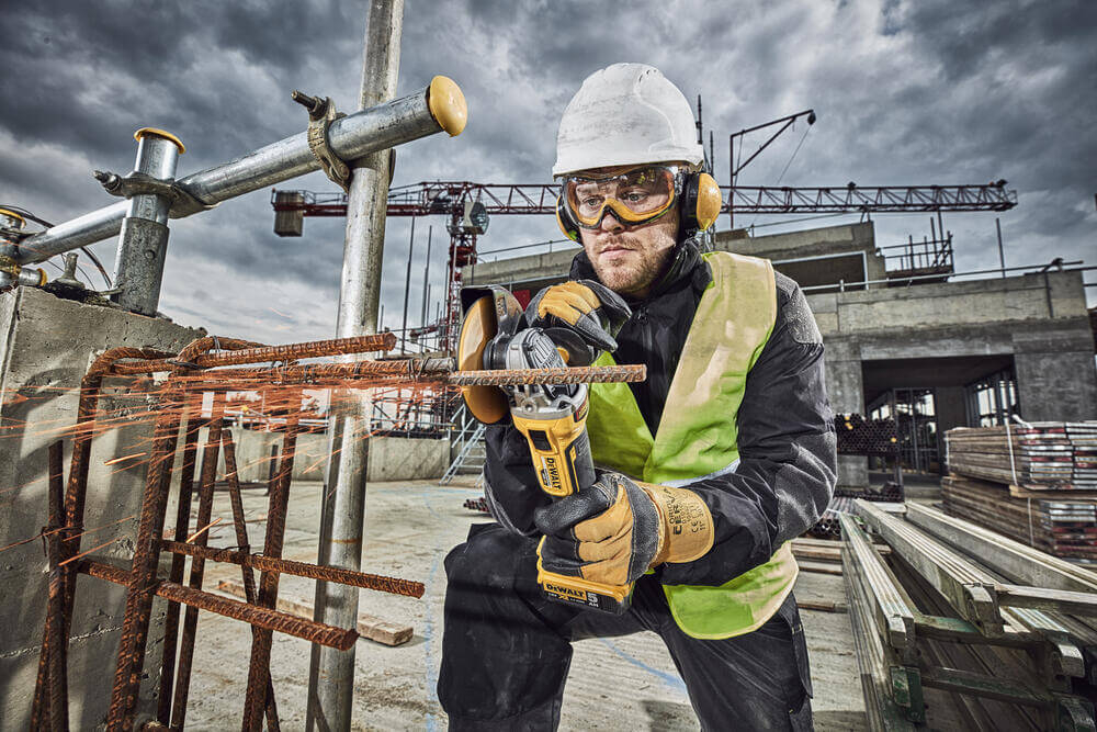 Кутова шліфувальна машина акумуляторна  DeWALT DCG405P3