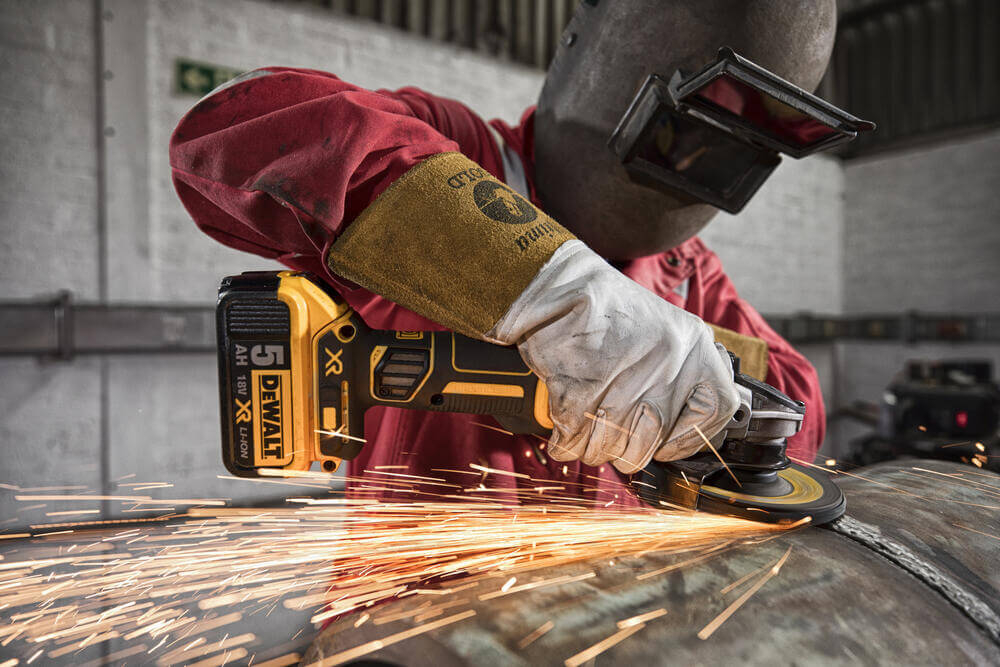 Кутова шліфувальна машина акумуляторна  DeWALT DCG405P3
