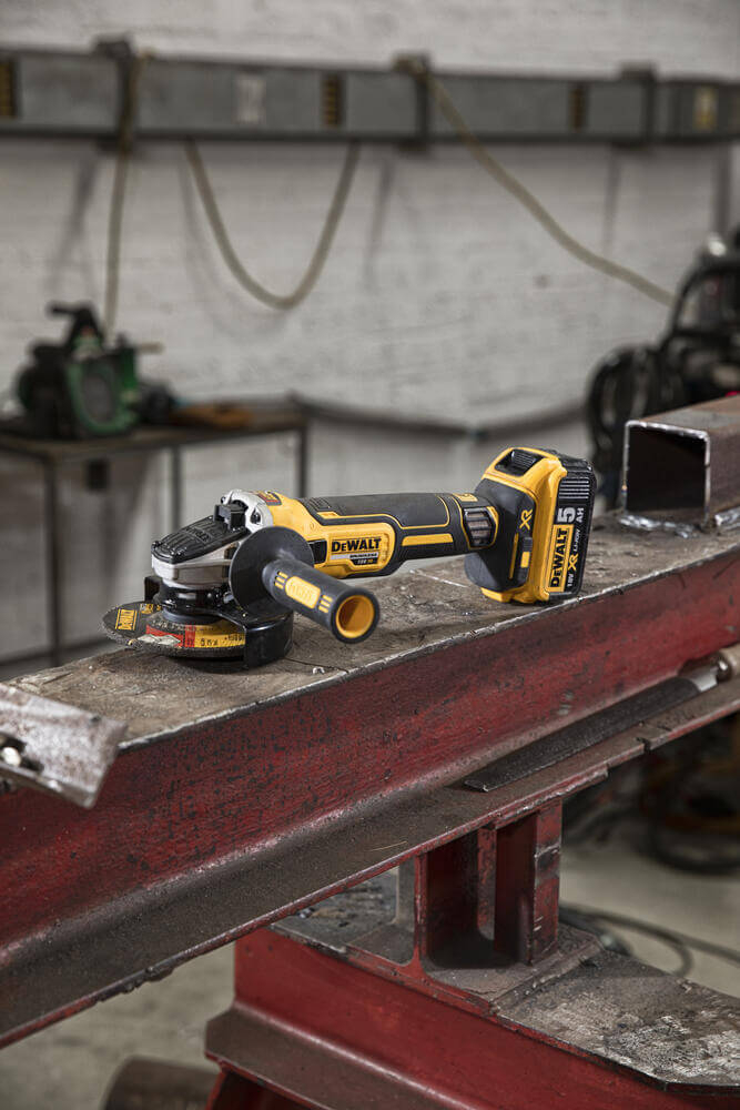Кутова шліфувальна машина акумуляторна  DeWALT DCG405P3