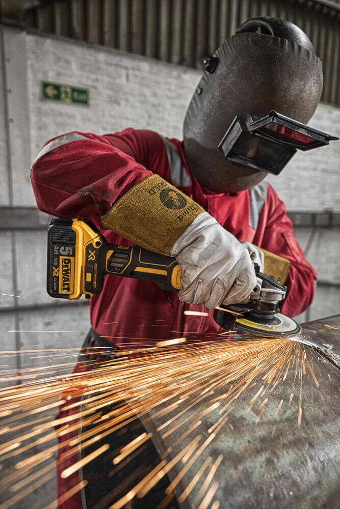 Кутова шліфувальна машина акумуляторна  DeWALT DCG405P3