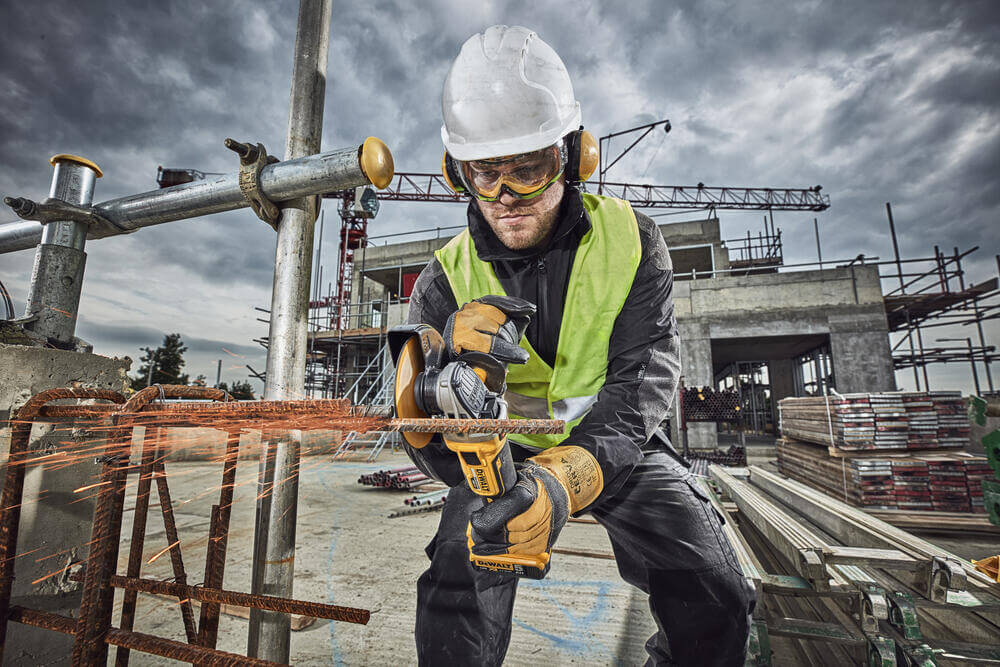Кутова шліфувальна машина акумуляторна  DeWALT DCG405P3