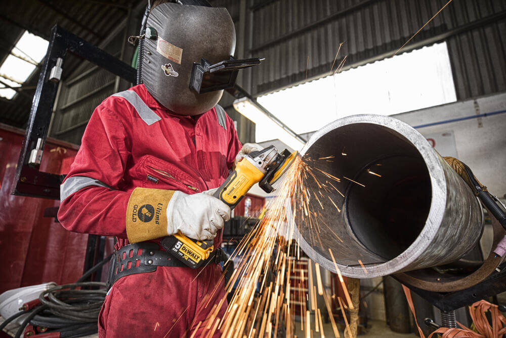 Кутова шліфувальна машина акумуляторна  DeWALT DCG405P3