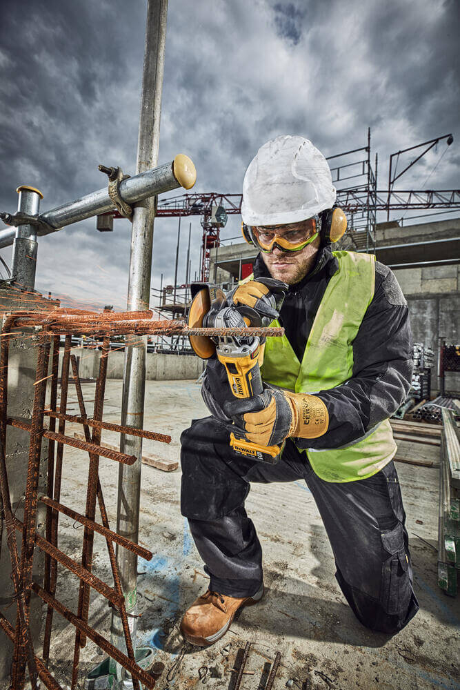 Кутова шліфувальна машина акумуляторна  DeWALT DCG405P3