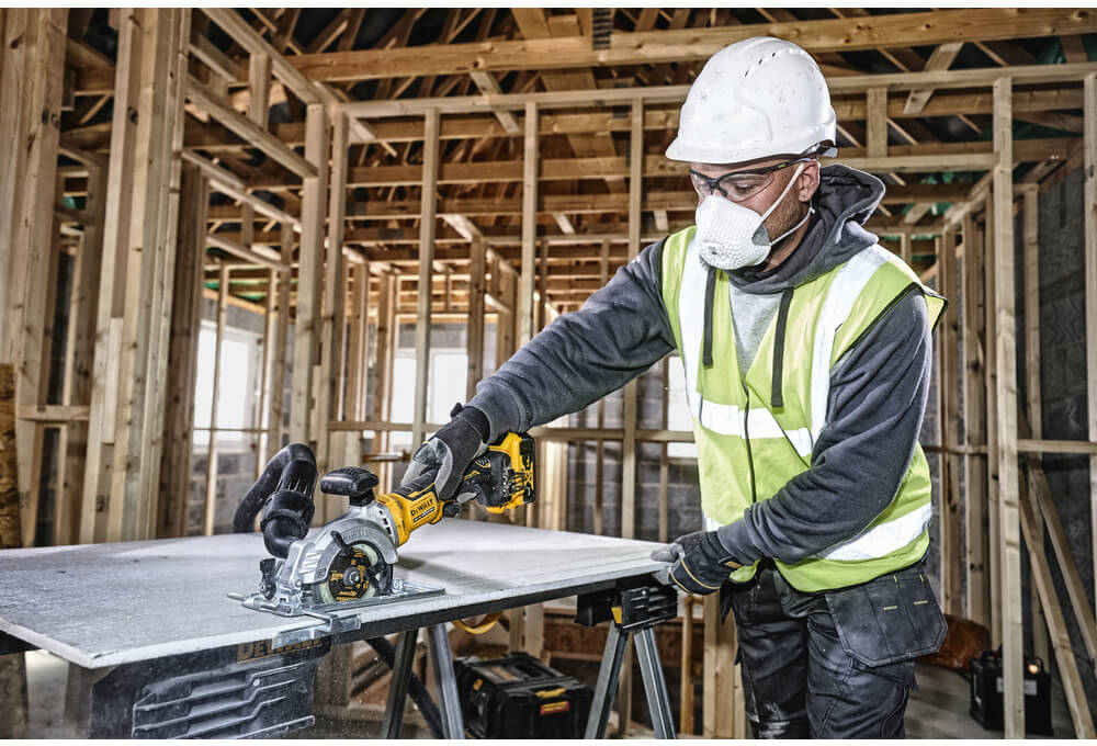 Пила дискова акумуляторна DeWALT DCS571NT