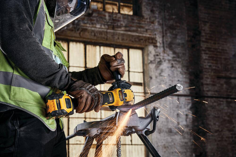Кутова шліфувальна машина акумуляторна  DeWALT DCG409NT