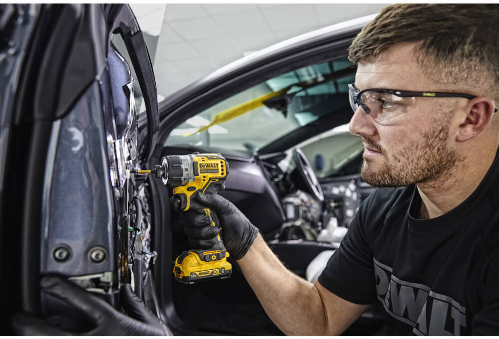 Акумуляторний шуруповерт DeWALT безщітковий DCF601D2